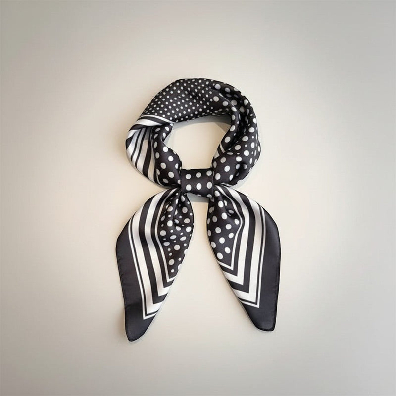 Lenço GRINE quadrado acetinado preto com padrão de bolas brancas e detalhes geométricos em estilo clássico