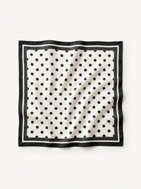Lenço quadrado GRINE acetinado branco com padrão de bolas pretas e borda decorativa, ideal para cabelo ou pescoço.