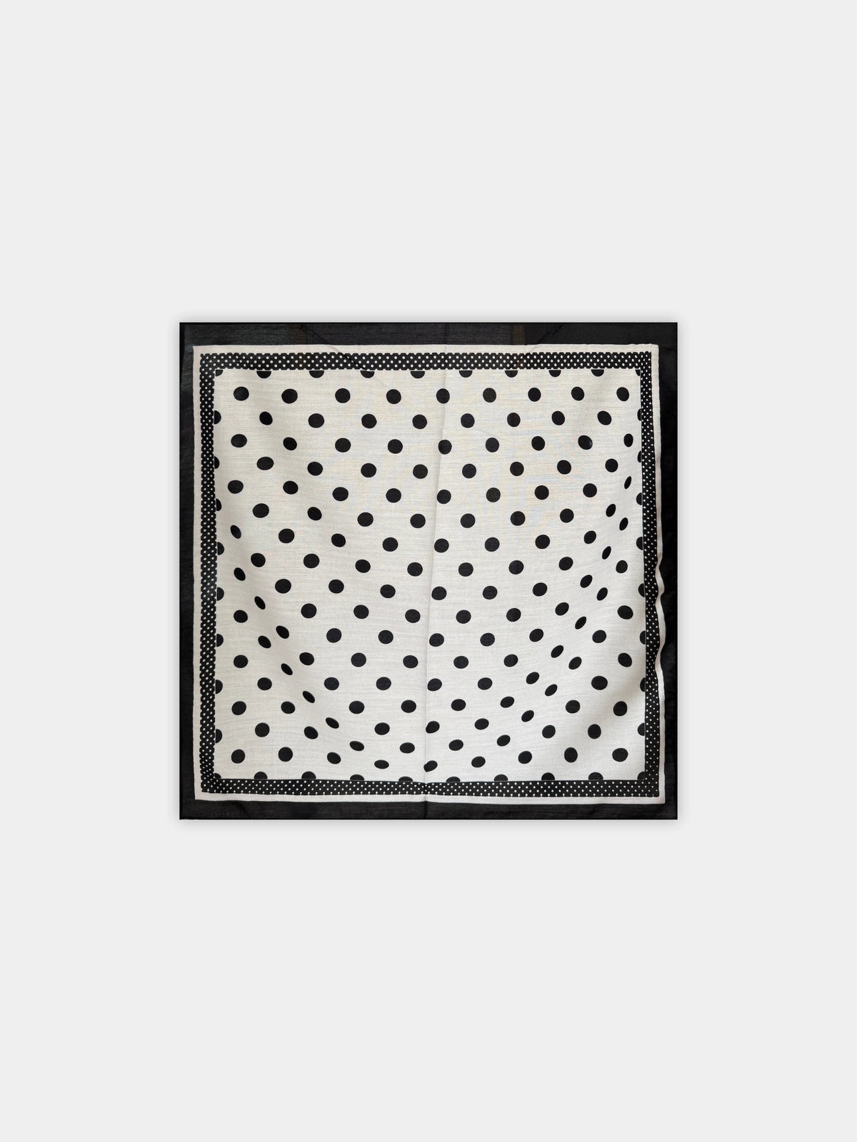 Lenço quadrado GRINE acetinado branco com padrão de bolas pretas e borda detalhada, ideal para diversos acessórios.