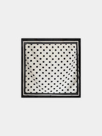Lenço quadrado GRINE acetinado branco com padrão de bolas pretas e borda detalhada, ideal para diversos acessórios.
