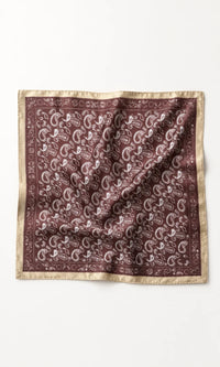 Lenço quadrado GRINE acetinado castanho com padrão paisley branco e borda bege, acessório versátil de poliéster.