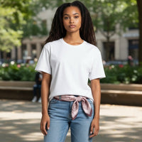 Modelo usa lenço quadrado acetinado GRINE em rosa velho amarrado na cintura sobre calças de ganga e t-shirt branca