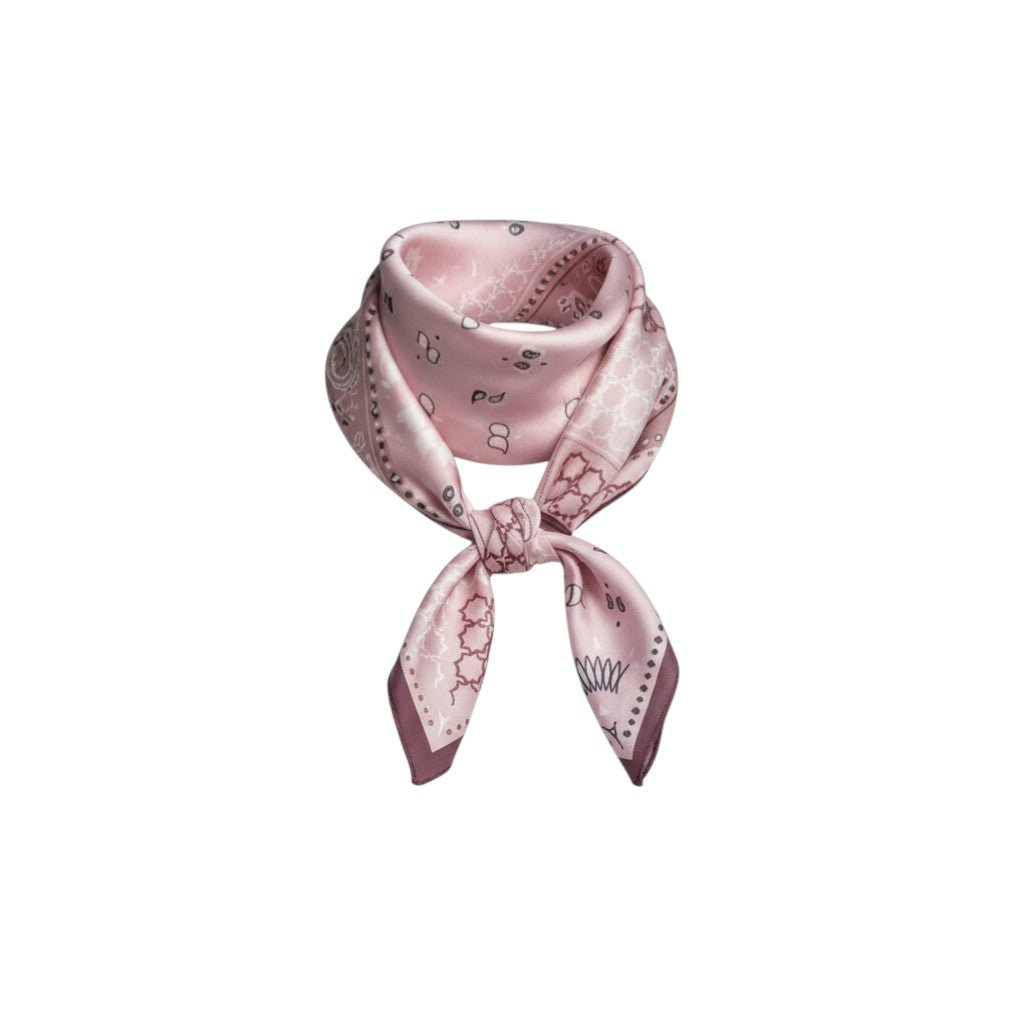 Lenço quadrado GRINE acetinado em rosa velho com padrão estampado, ideal para pescoço ou cabelo.