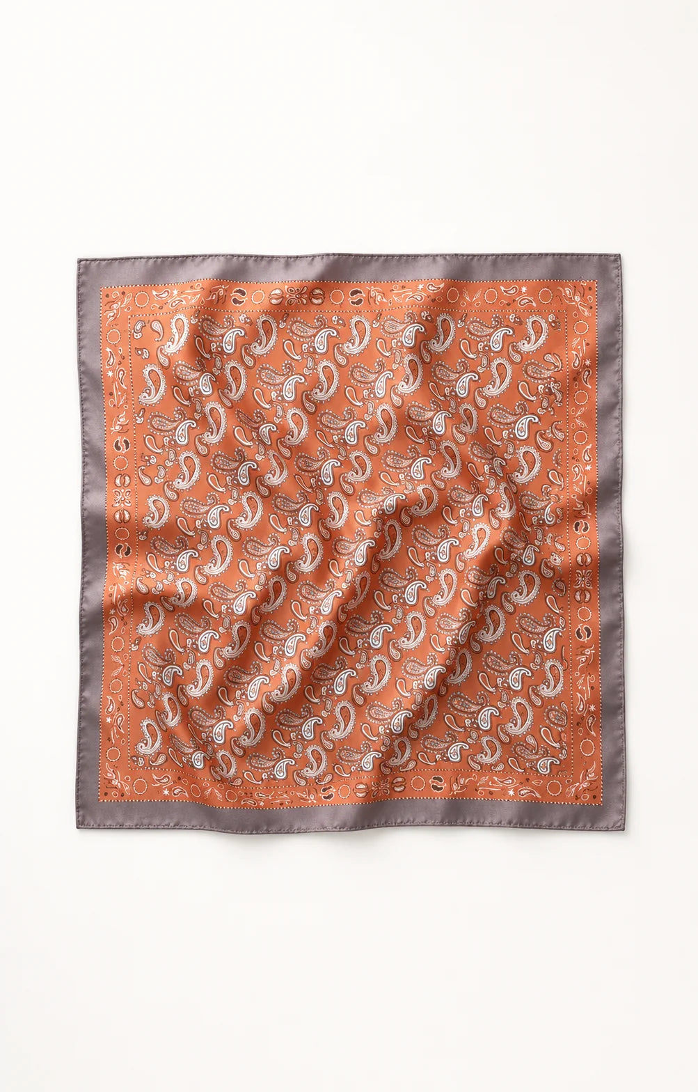 Lenço quadrado acetinado GRINE na cor tijolo com padrão paisley, ideal para usar no pescoço ou cabelo.