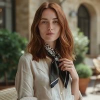 Mulher ruiva usando lenço quadrado acetinado GRINE verde com estampa animal print em ambiente externo