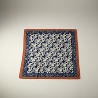 Lenço quadrado GRINE acetinado azul escuro com padrão paisley branco e borda castanha, 70x70 cm