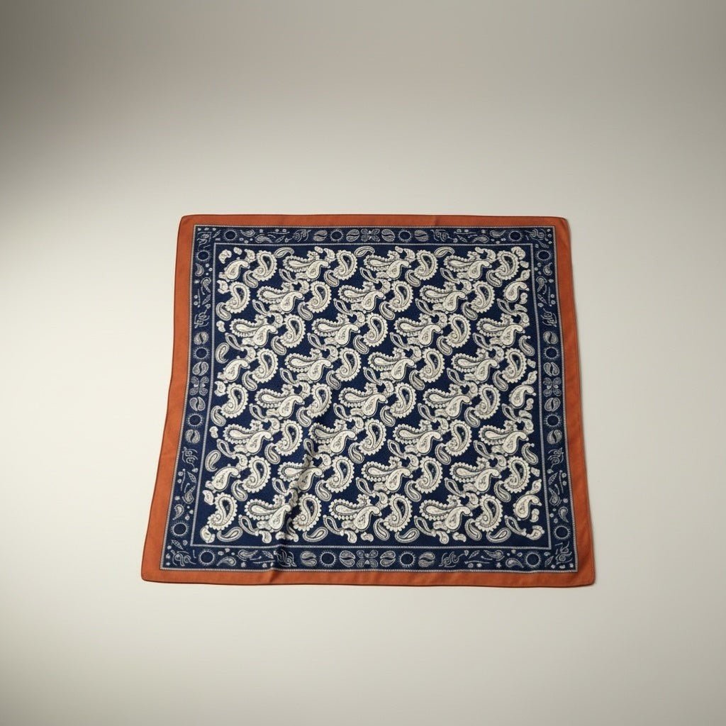 Lenço quadrado GRINE acetinado azul escuro com padrão paisley branco e borda castanha, 70x70 cm