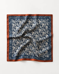 Lenço quadrado GRINE em poliéster acetinado azul escuro com padrão paisley e borda castanha
