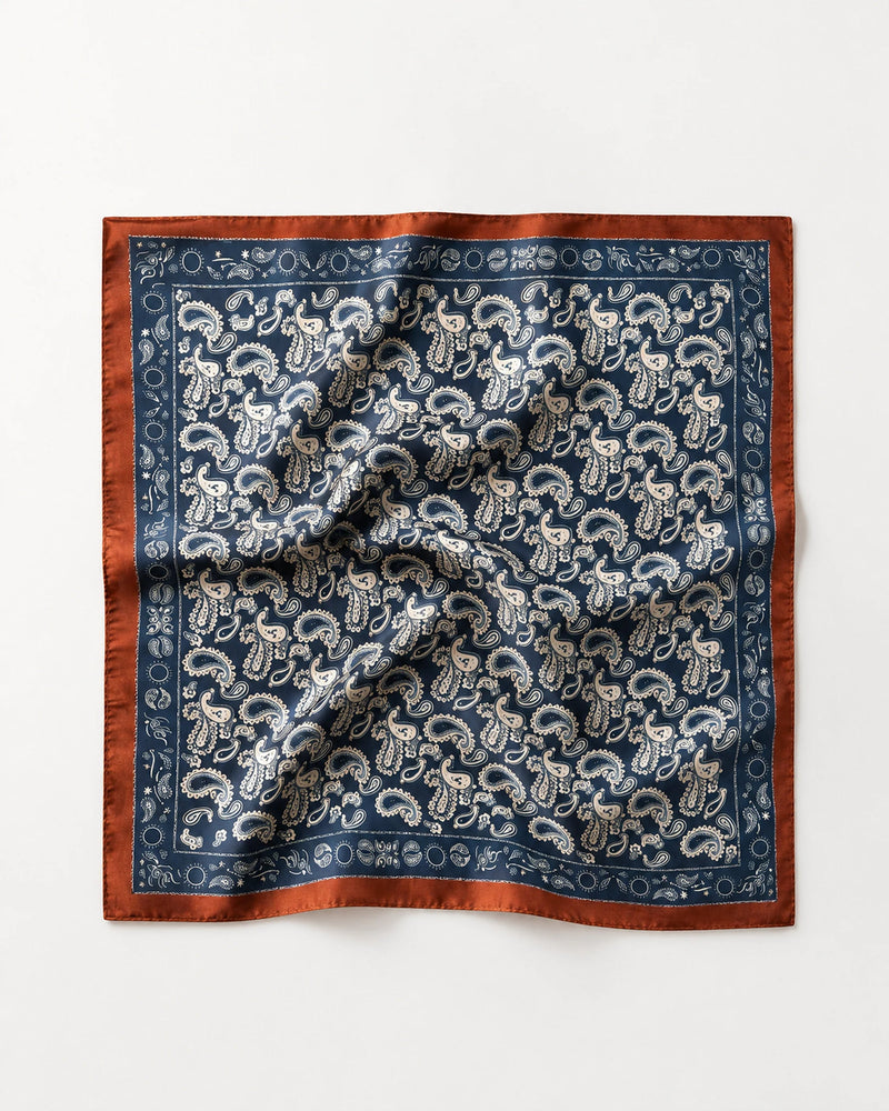 Lenço quadrado GRINE em poliéster acetinado azul escuro com padrão paisley e borda castanha