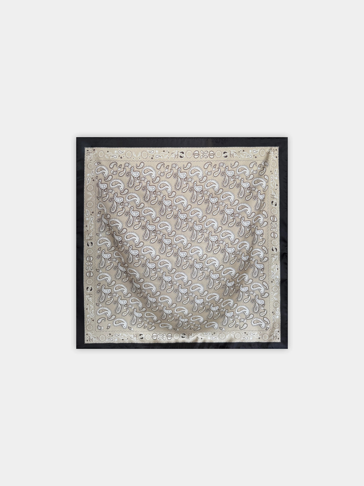 Lenço quadrado acetinado GRINE em castanho com padrão paisley e borda preta, ideal para cabelo ou pescoço.