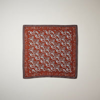 Lenço quadrado GRINE acetinado na cor tijolo com padrão paisley branco e borda castanha escura