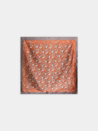 Lenço quadrado GRINE acetinado na cor tijolo com padrão paisley detalhado e bordas castanhas em poliéster