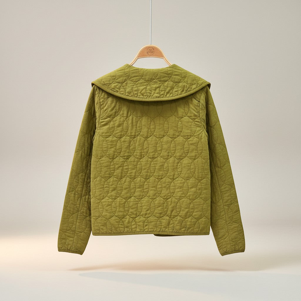 GRINE Marie short quilted jacket in olive green with a large collar and decorative pin closure. Soft material with a unique oval stitch pattern.