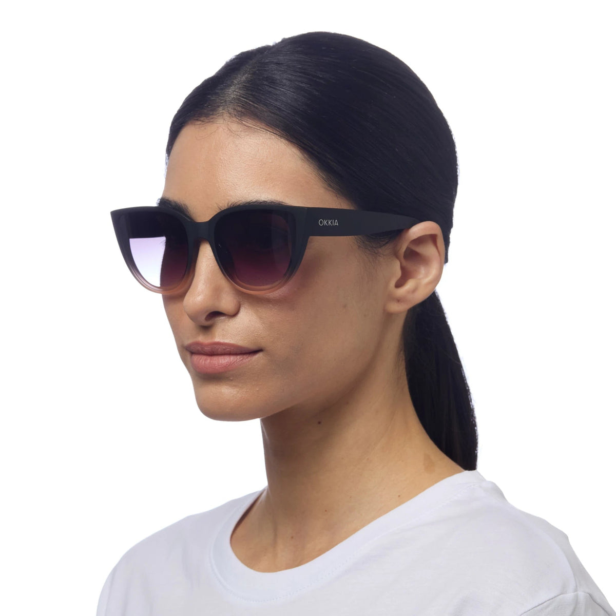 Modelo usa óculos de sol GRINE OKKIA Claudia estilo Big Cat Eye com armação preta e lentes degradê rosa