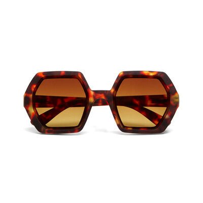 Óculos de sol GRINE OKKIA EMMA com armação hexagonal em padrão tartaruga Classic Havana e lentes castanhas degradé.