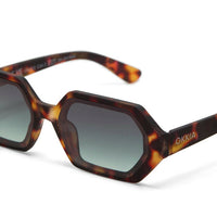Óculos de sol GRINE OKKIA ANDREA com armação hexagonal em padrão Havana clássico e lentes verdes em degradé.