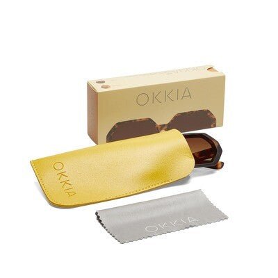 Óculos de sol OKKIA ANDREA Classic Havana com armação em acetato, bolsa amarela e pano de limpeza da marca GRINE