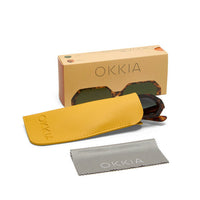 Óculos de sol GRINE OKKIA Andrea com armação hexagonal Havana, lentes verdes, estojo amarelo e pano de limpeza