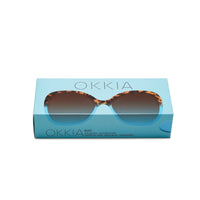 Embalagem azul dos óculos de sol OKKIA ANNA Havana Blue da GRINE com design elegante e proteção UV400