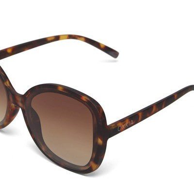 Óculos de sol GRINE OKKIA ANNA com armação em padrão tartaruga Classic Havana e lentes castanhas degradé polarizadas.
