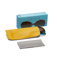 Óculos de sol OKKIA ANNA Havana Blue com armação tartaruga e azul, estojo amarelo e pano de limpeza da loja GRINE
