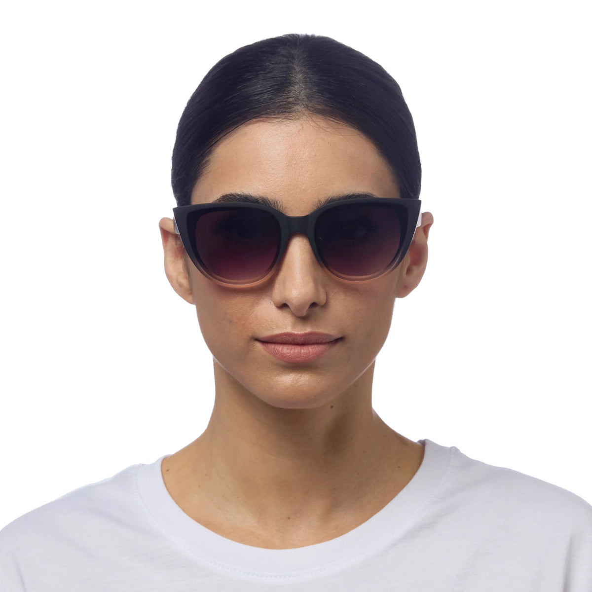 Mulher a usar óculos de sol GRINE OKKIA Claudia com armação preta estilo Big Cat Eye e lentes degradê rosa