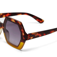 Óculos de sol GRINE OKKIA EMMA com armação geométrica em acetato Havana Yellow e lentes pretas polarizadas.