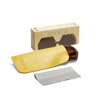 Óculos de sol GRINE OKKIA EMMA Classic Havana com armação tartaruga, lentes castanhas, estojo amarelo e pano de limpeza