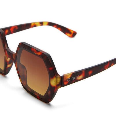 Óculos de sol GRINE OKKIA EMMA com armação em acetato padrão tartaruga e lentes castanhas degradé polarizadas.