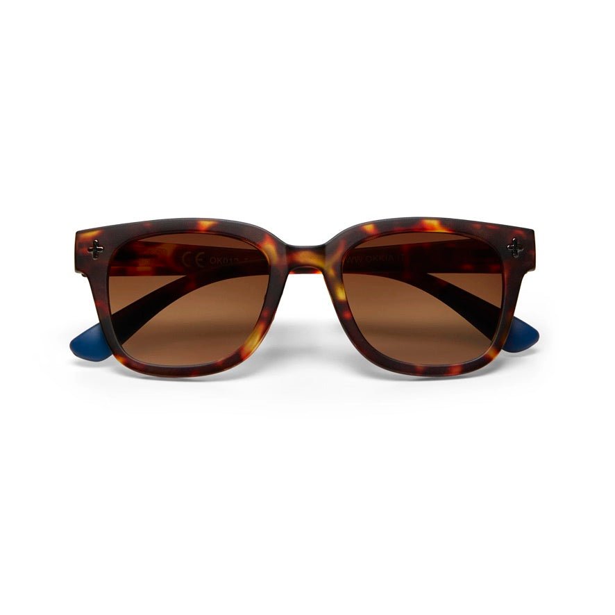 Óculos de sol GRINE OKKIA Giovanni com armação em padrão tartaruga e azul, lentes castanhas polarizadas e proteção UV