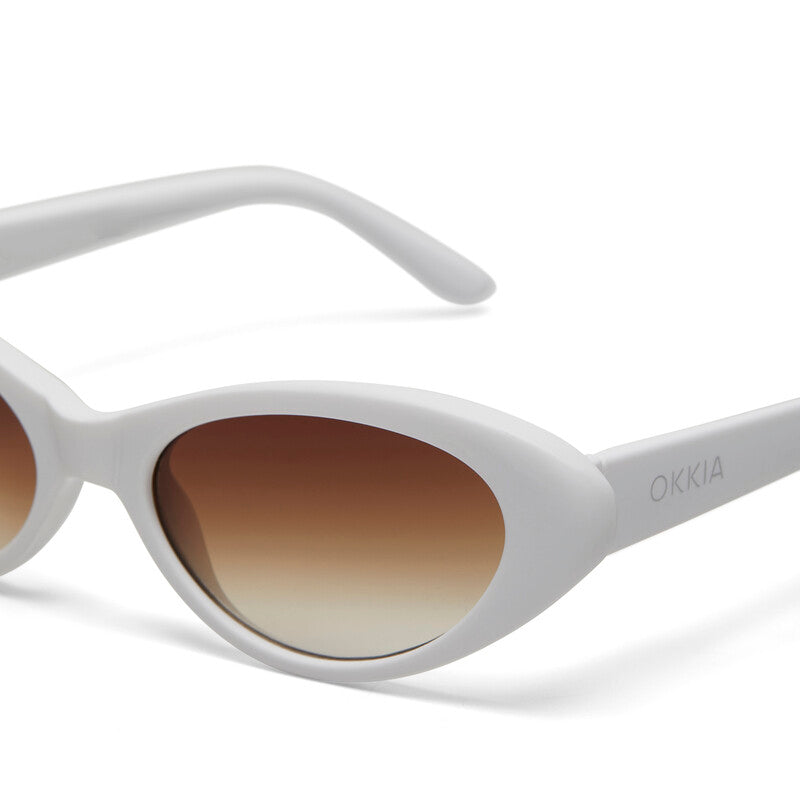Óculos de sol GRINE OKKIA LINA cat eye com armação branca em acetato e lentes castanhas degradé polarizadas