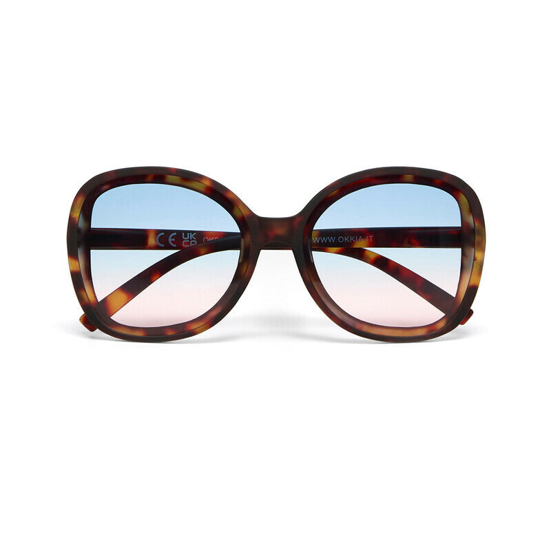 Óculos de sol GRINE OKKIA Monica com armação redonda oversized em padrão Havana e lentes degradé azul e rosa.