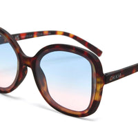 Óculos de sol GRINE OKKIA MONICA com armação redonda oversized em padrão Havana e lentes degradé azul e rosa