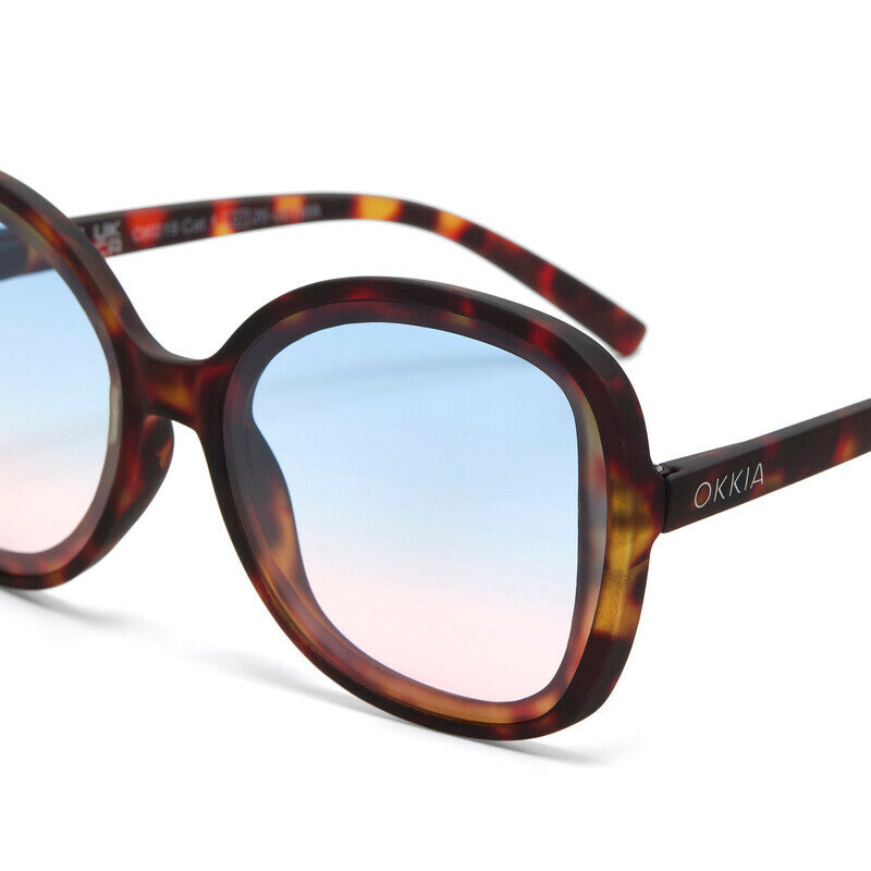 Óculos de sol GRINE OKKIA MONICA com armação redonda oversized em padrão Havana e lentes degradé azul e rosa