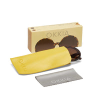 Óculos de sol redondos OKKIA MONICA com armação tartaruga, bolsa amarela e pano de limpeza da marca GRINE