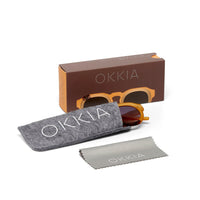 Óculos de sol GRINE OKKIA ZENO com armação Yellow Havana, lentes pretas, bolsa de feltro e caixa de marca.