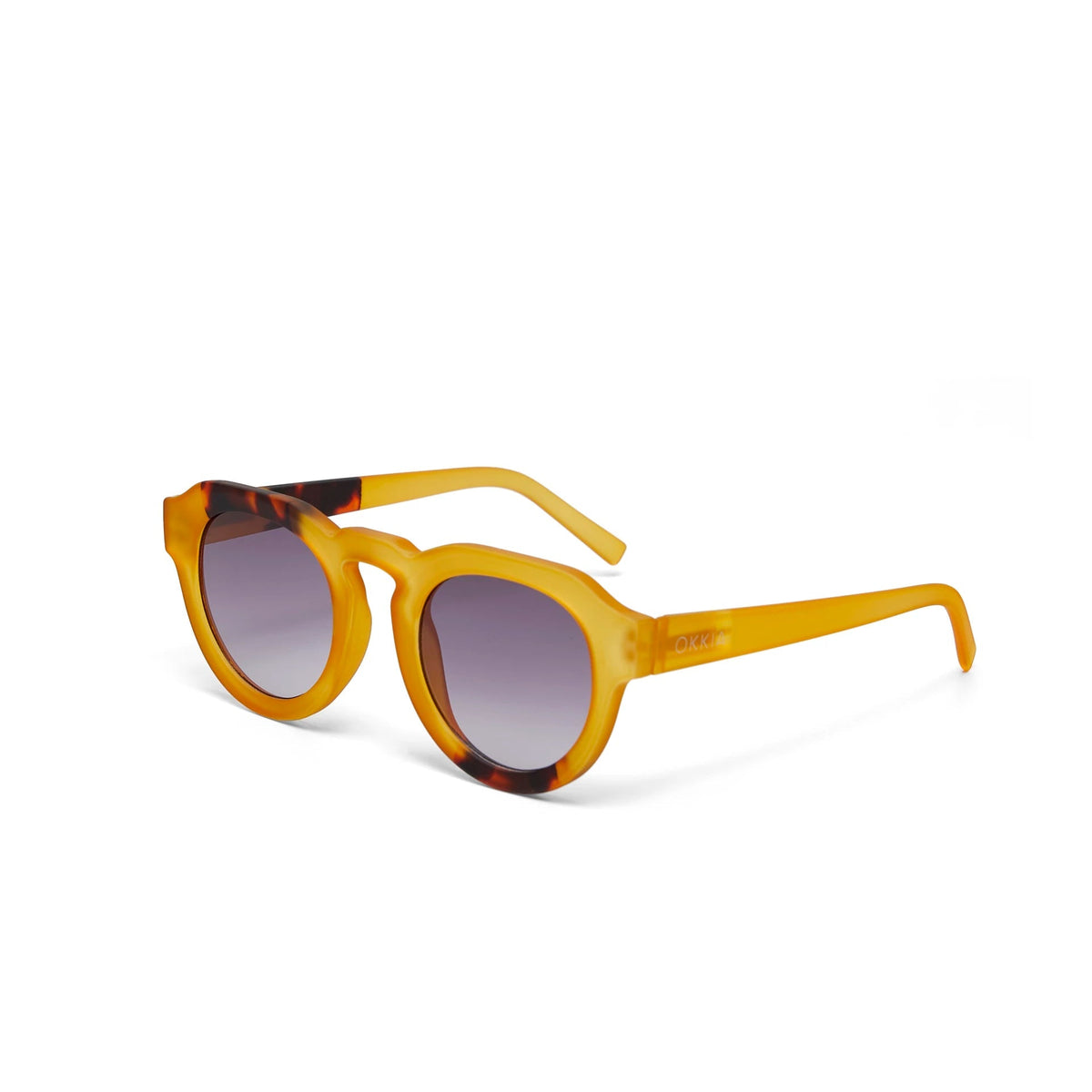 Óculos de sol GRINE OKKIA ZENO com armação em acetato Yellow Havana e lentes pretas polarizadas de estilo moderno.