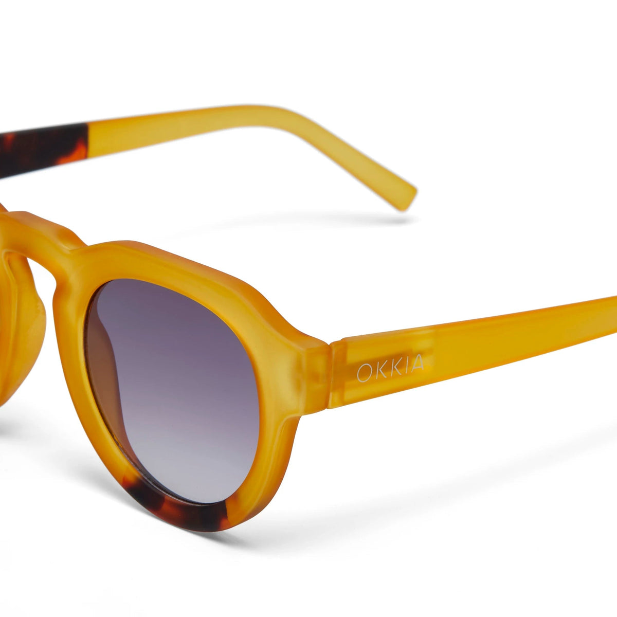 Óculos de sol GRINE OKKIA ZENO com armação em acetato Yellow Havana e lentes pretas polarizadas
