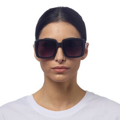 Modelo usando óculos de sol GRINE OKKIA ALESSIA pretos com armação em acetato e lentes degradé polarizadas