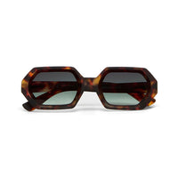Óculos de sol GRINE OKKIA ANDREA com armação hexagonal em padrão Havana clássico e lentes verdes em degradé.