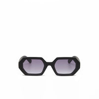 Óculos de sol GRINE OKKIA ANDREA com armação hexagonal preta e lentes degradé, acabamento soft touch.