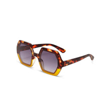 Óculos de sol GRINE OKKIA EMMA com armação geométrica em acetato padrão Havana Yellow e lentes pretas polarizadas.