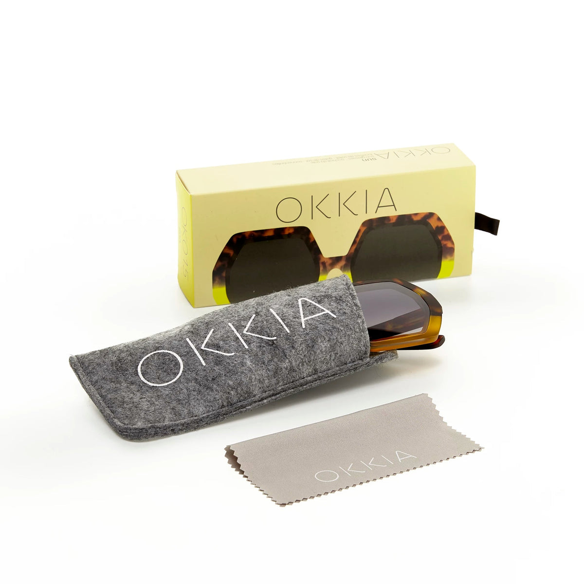 Óculos de sol GRINE OKKIA EMMA Havana Yellow com armação em acetato, lentes pretas, bolsa de feltro e caixa original.