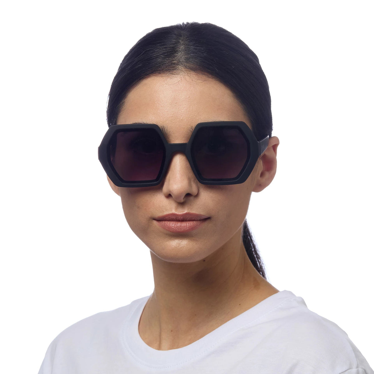 Modelo usando óculos de sol GRINE OKKIA EMMA pretos com armação geométrica de acetato e lentes polarizadas UV400