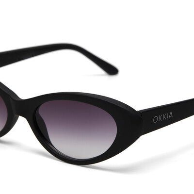 Óculos de sol GRINE OKKIA LINA estilo cat eye pequeno com armação preta e lentes degradé polarizadas