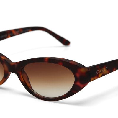 Óculos de sol GRINE OKKIA Lina cat eye com armação tartaruga e lentes castanhas degradé polarizadas