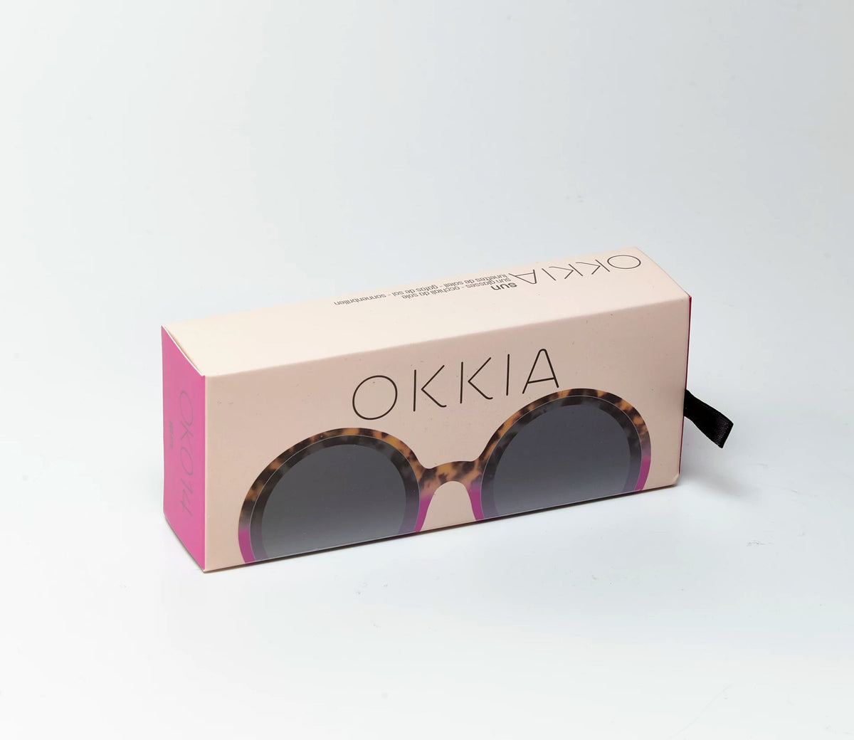 Embalagem dos óculos de sol GRINE OKKIA MONICA com design round, armação tartaruga e rosa e lentes castanhas.