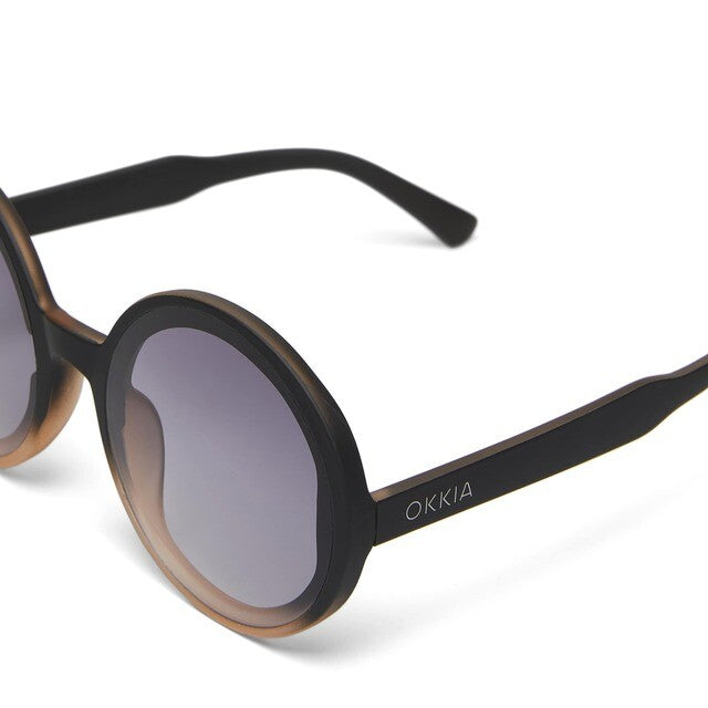 Óculos de sol GRINE OKKIA MONICA redondos com armação preta em acetato e lentes degradé, estilo retro e proteção UV400.