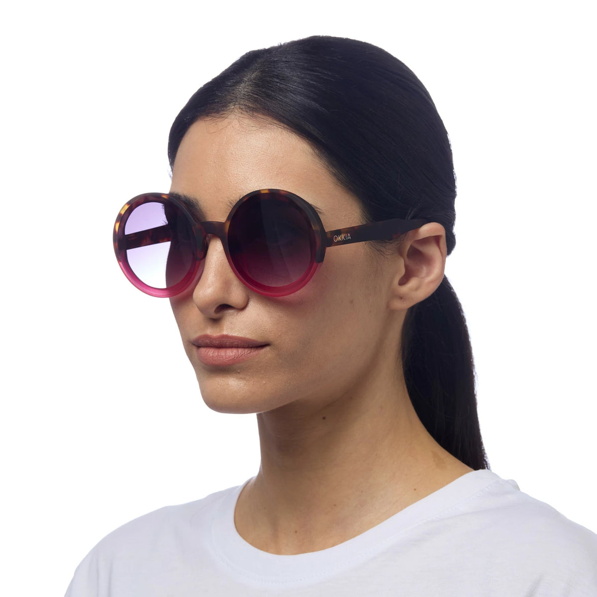 Modelo usando óculos de sol GRINE OKKIA Monica redondos com armação tartaruga e rosa e lentes castanhas polarizadas