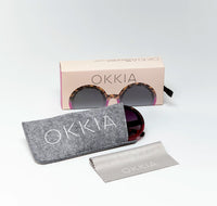Óculos de sol GRINE OKKIA Monica redondos com armação tartaruga e rosa, caixa, bolsa de feltro e pano de limpeza.